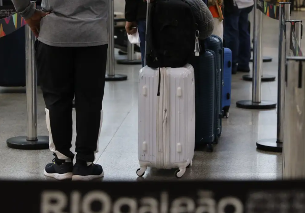 Câmara aprova urgência de projeto que proíbe taxa por bagagem de mão