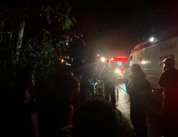 Ônibus de turismo tomba na BR-101 e deixa passageiros feridos