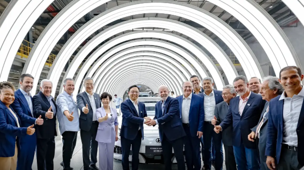 Nova fábrica de carros elétricos mostra confiança no Brasil, diz Lula