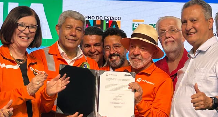 Radiovaldo Costa e Deyvid Bacelar comemoram retorno da indústria naval em Maragogipe