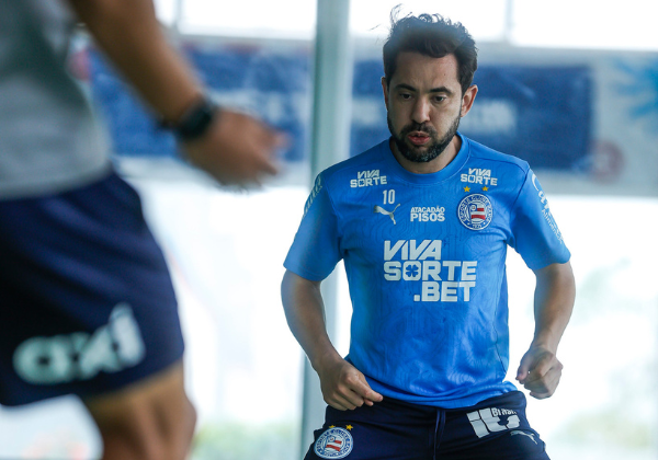 Everton Ribeiro volta ao CT e inicia treinos após cirurgia na tireoide