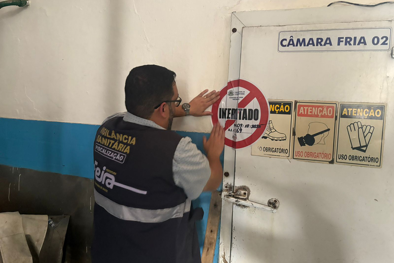 Vigilância Sanitária interdita fábrica de gelo por irregularidades em Feira de Santana