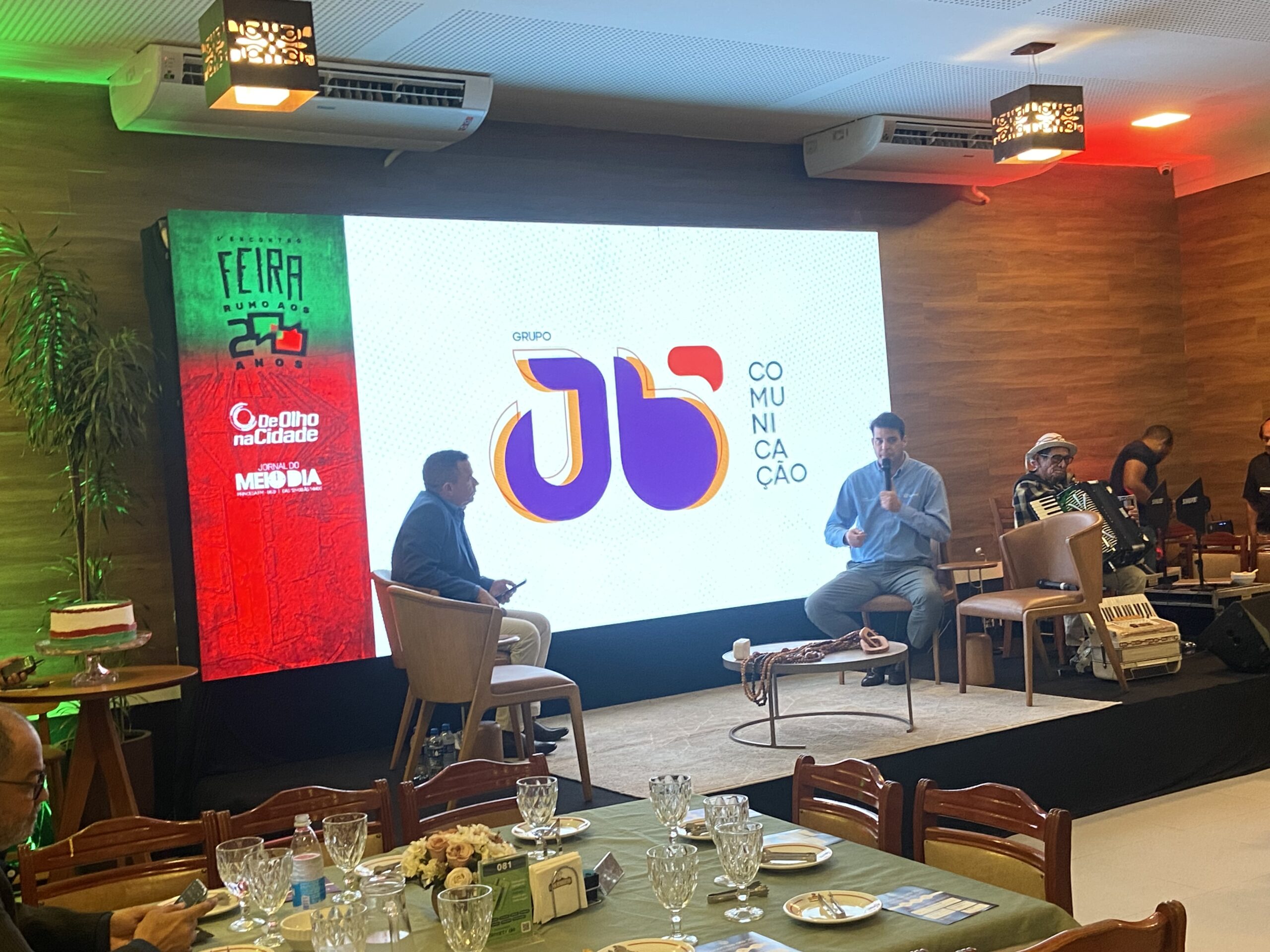 Sicredi apresenta projetos sociais e planos de expansão em debate sobre os 200 anos de Feira de Santana