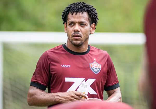 Romarinho deixa o Vitória após cinco jogos sem gol ou assistência