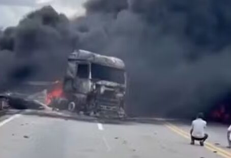 Engavetamento com cinco veículos deixa um morto em rodovia na Bahia