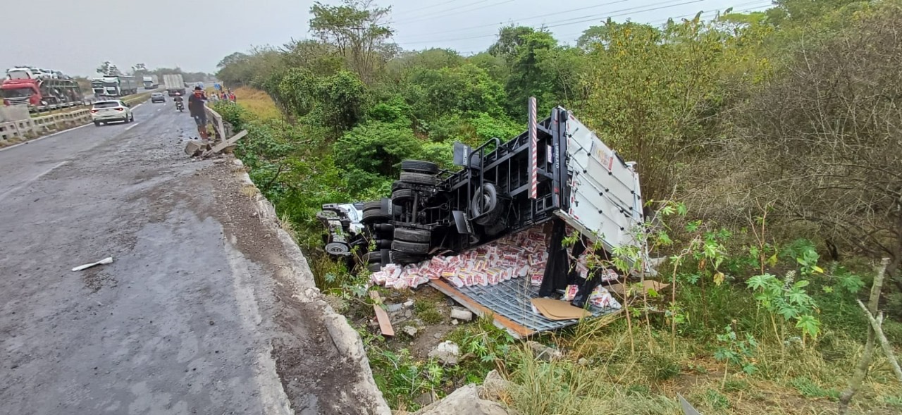 Caminhão tomba sobre ponte na BR-116 em Antônio Cardoso