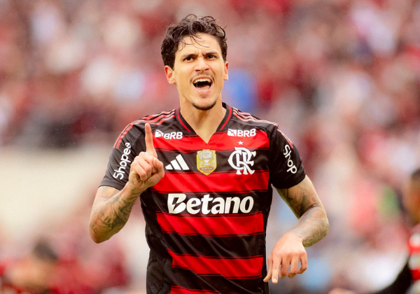 Pedro brilha, Flamengo vence Palmeiras e encosta na liderança do Brasileirão