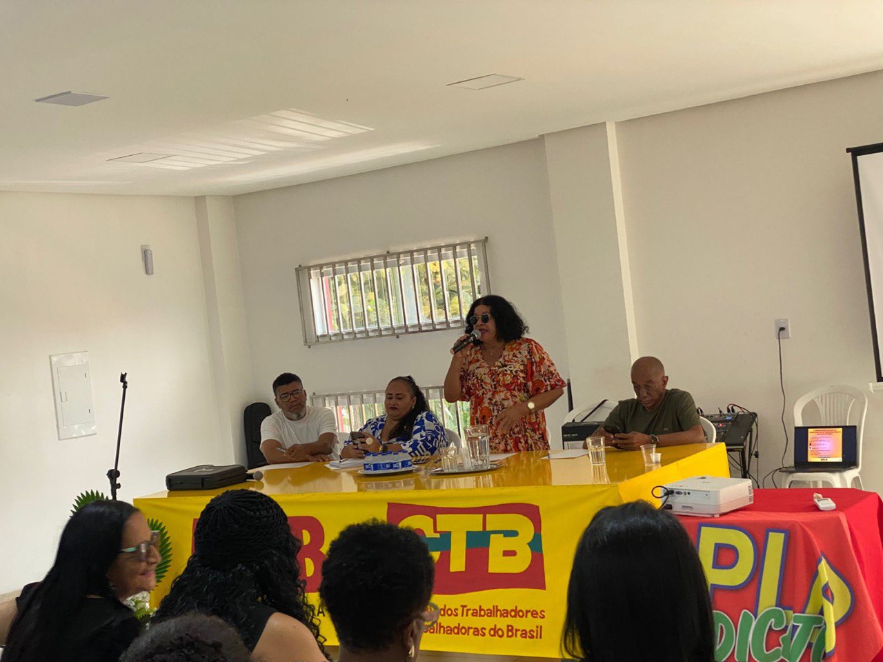 APLB Feira promove evento em homenagem ao Dia do Professor e do Servidor Público com debate sobre Reforma Administrativa