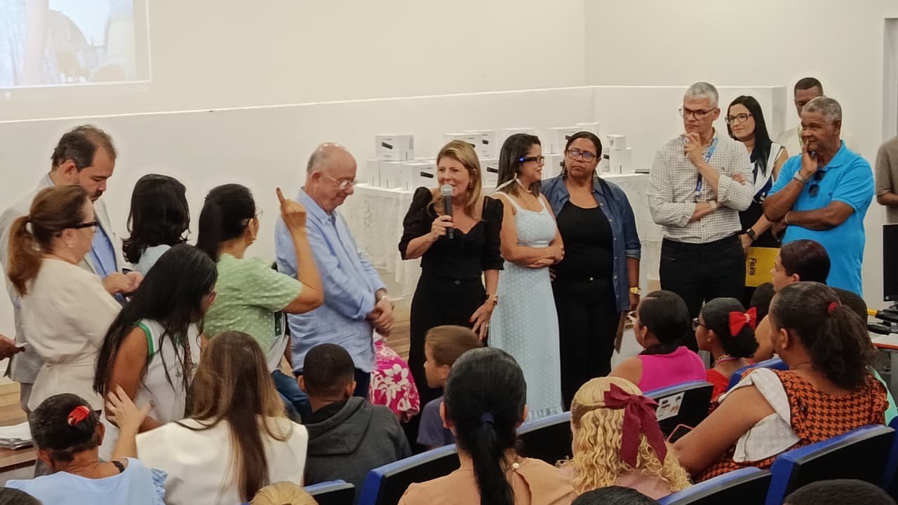 Feira de Santana adota óculos com inteligência artificial para auxiliar o ensino de alunos com deficiência visual