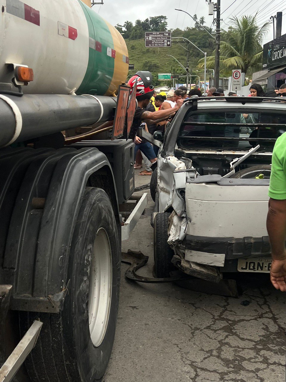 Caminhão-tanque desgovernado atinge veículos e deixa quatro feridos no interior da Bahia
