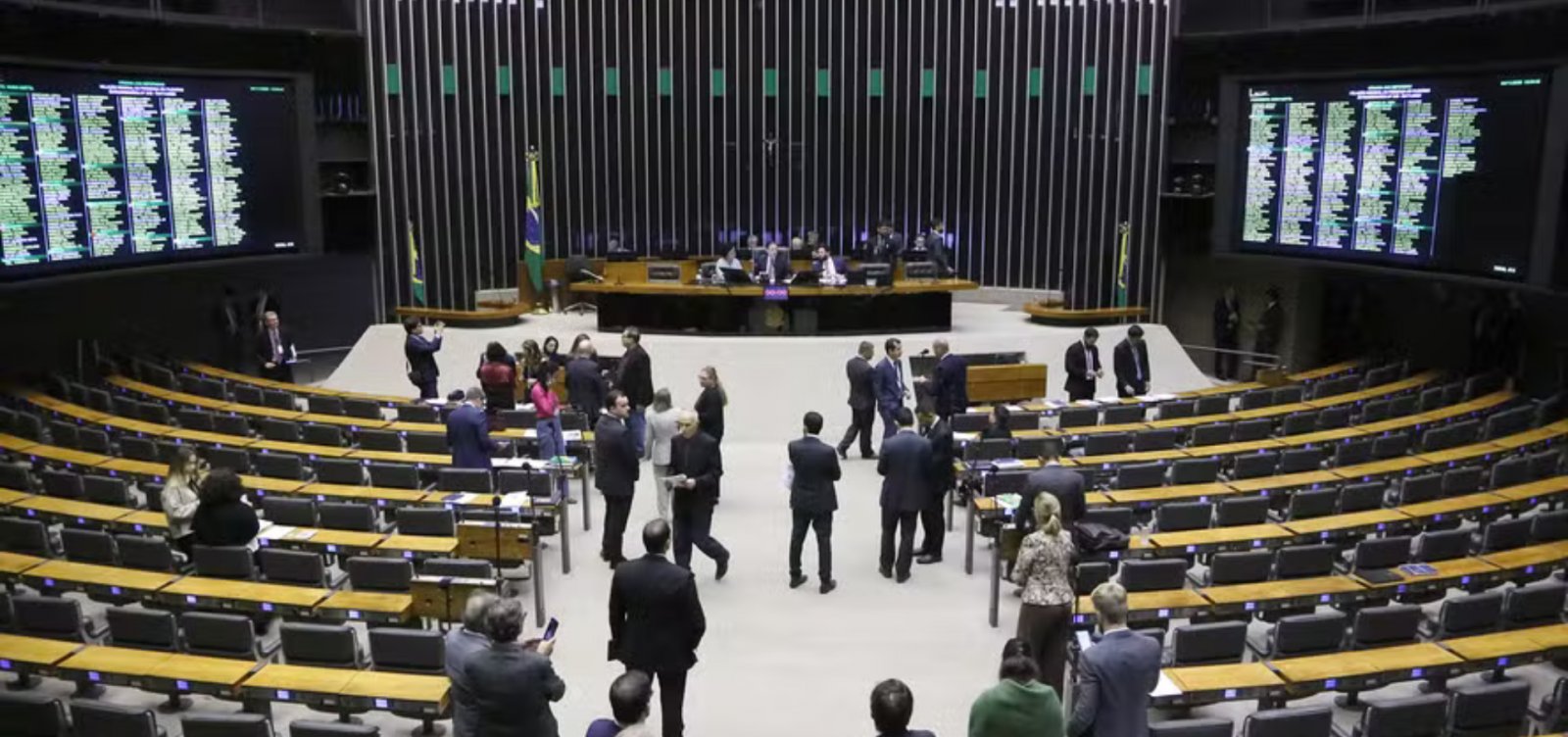 Câmara aprova reajuste de 24% para servidores do Judiciário Federal até 2028