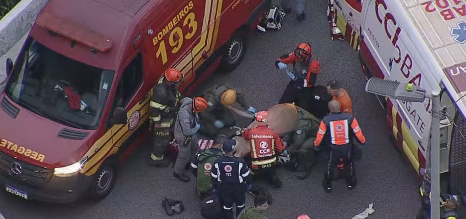 Caminhão com quatro pessoas cai de ponte na Marginal Tietê