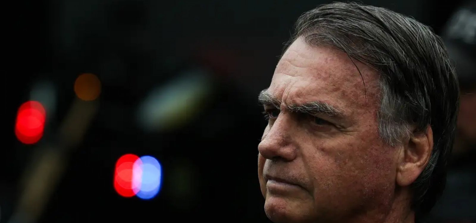 Moraes aponta violação da tornozeleira e “elevado risco de fuga” por Bolsonaro