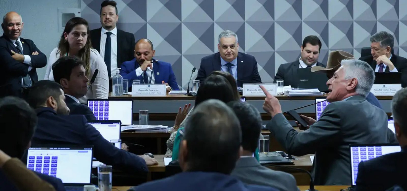 CPMI do INSS aprova mais de 390 requerimentos e pede prisão preventiva de dois investigados