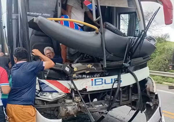 Ônibus com torcida do Fortaleza colide com carreta e deixa feridos na Bahia