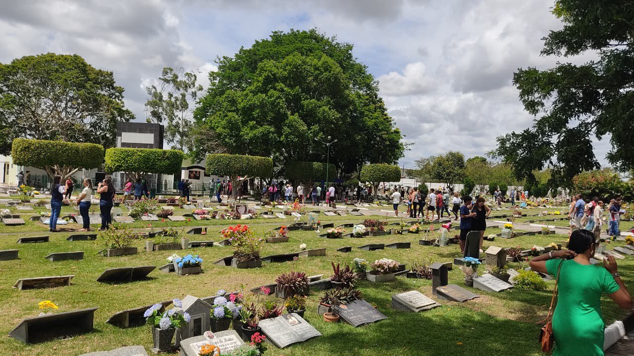Dia de Finados reúne fé, emoção e homenagens nos cemitérios de Feira de Santana
