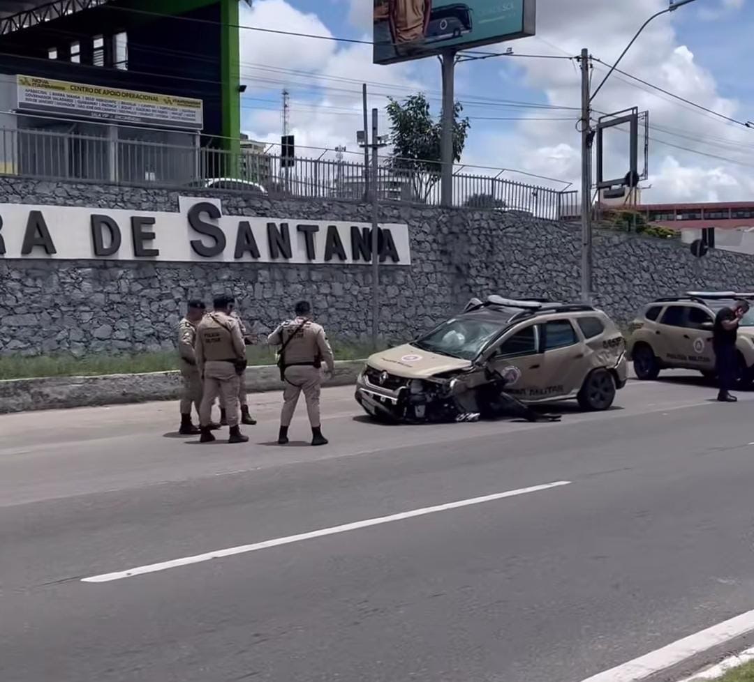 Viatura da PM se envolve em acidente na Avenida Presidente Dutra
