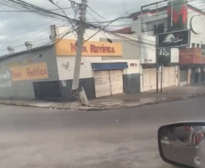 Caminhão derruba poste e provoca interrupção de energia no Centro de Feira de Santana