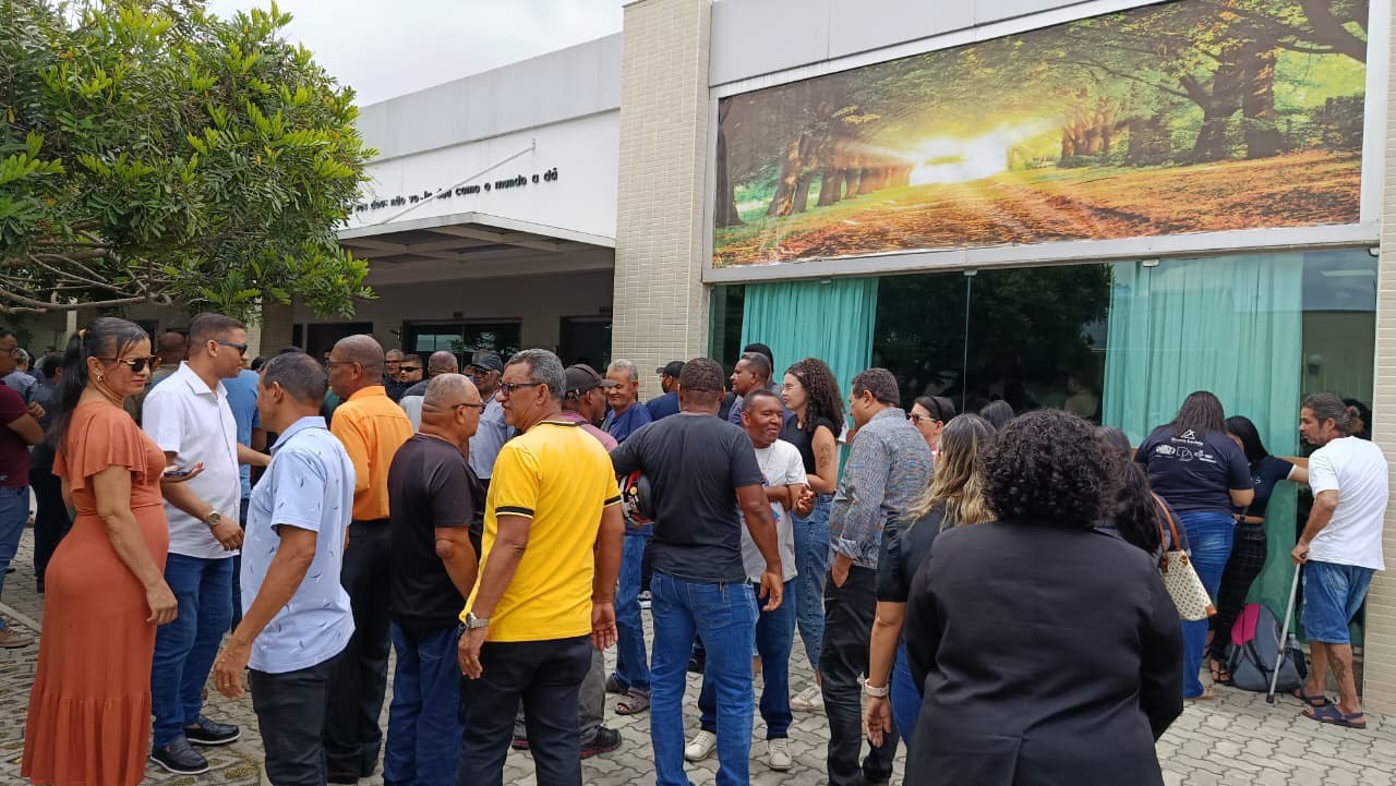 Familiares e amigos se despedem de Layra Beatriz, filha do ex-deputado Tom, em clima de comoção em Feira de Santana