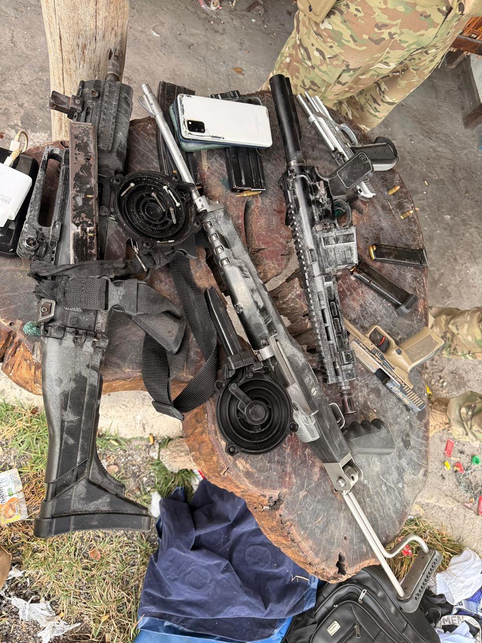 Fuzis, pistolas, submetralhadora e granada são apreendidos com traficantes associados a facção carioca