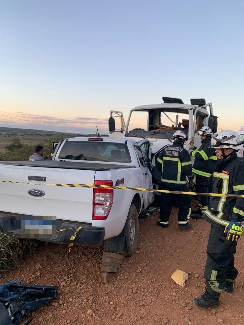 Bombeiros resgatam vítima presa às ferragens após colisão na zona rural de Ribeira do Pombal