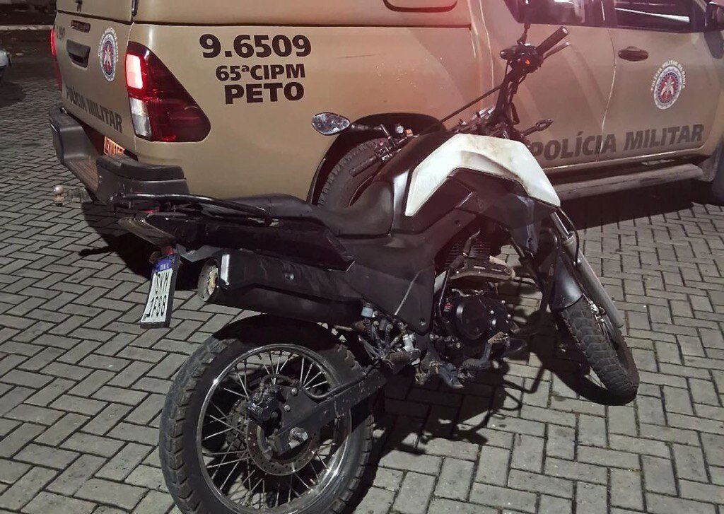 Briga entre irmãos termina com apreensão de moto roubada no Feira X
