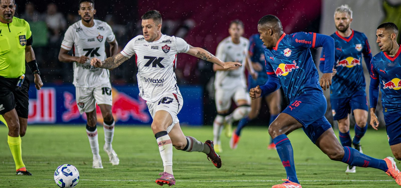 Vitória é atropelado pelo Bragantino e pode voltar ao Z-4 na última rodada