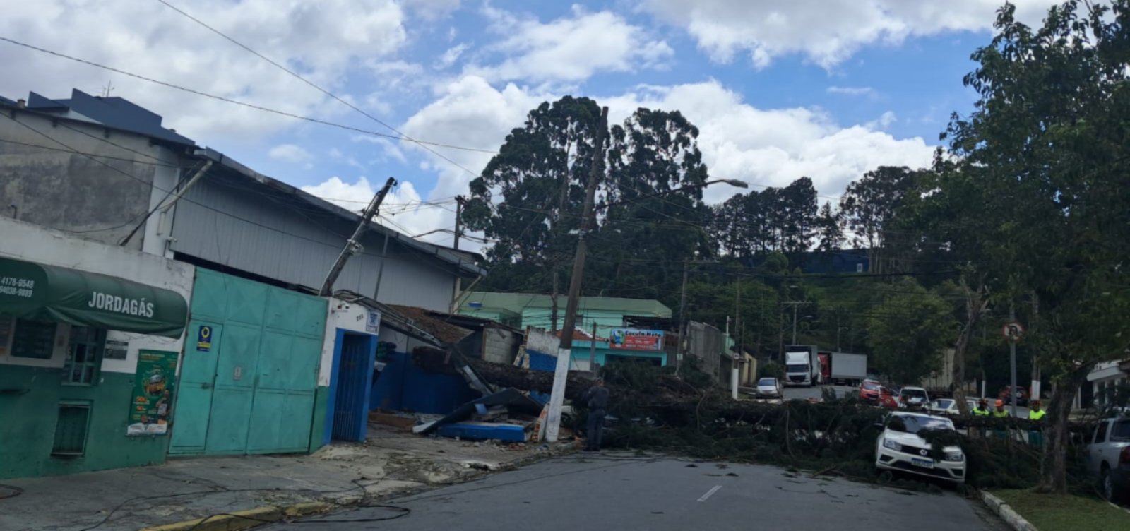 SP amanhece com 1,5 milhão de imóveis sem luz e voos cancelados após vendaval