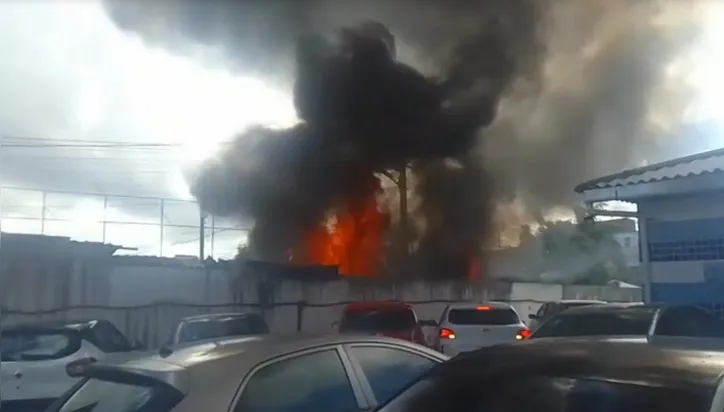 Incêndio de grandes proporções destrói comércio no bairro de São Marcos, em Salvador