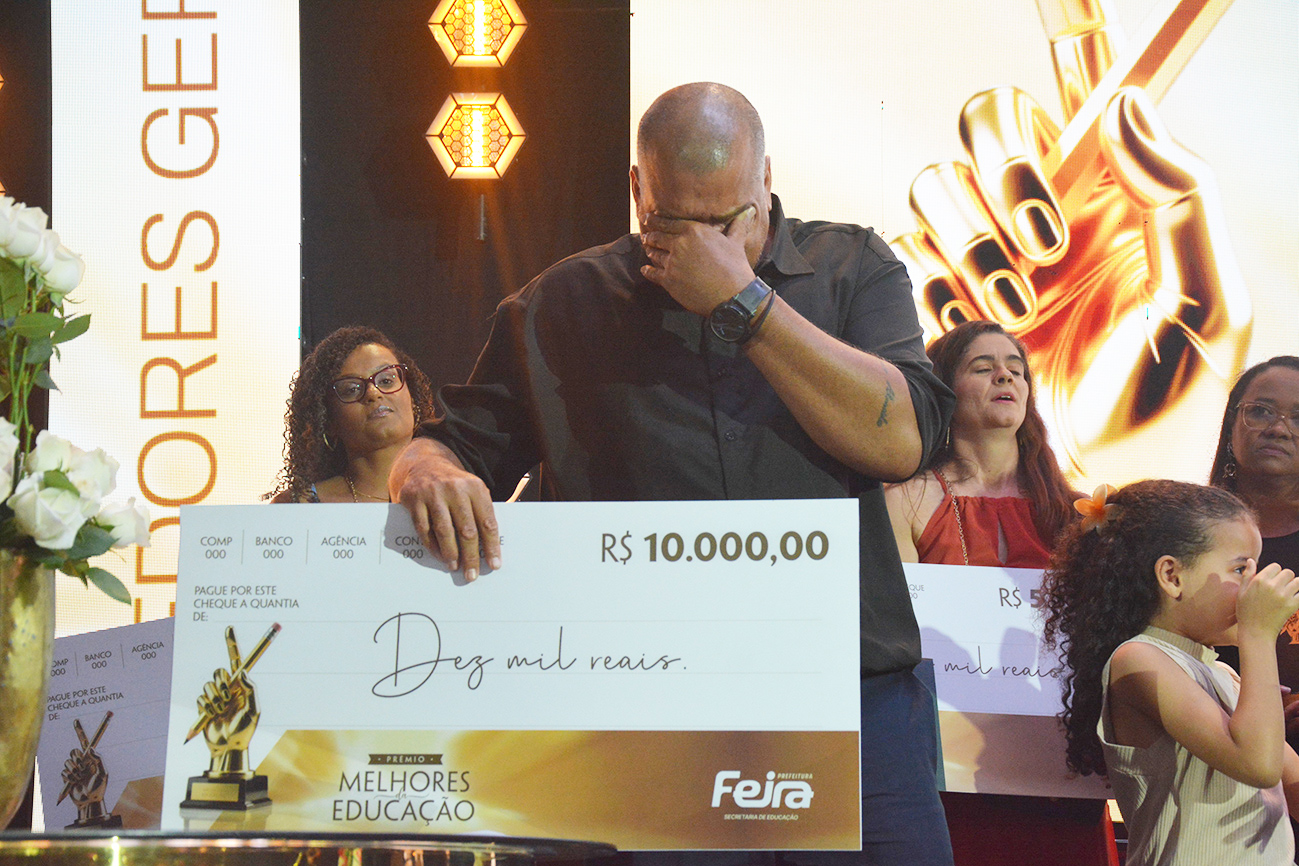 Motorista que incentiva leitura em ônibus vence 1º Prêmio Melhores da Educação de Feira