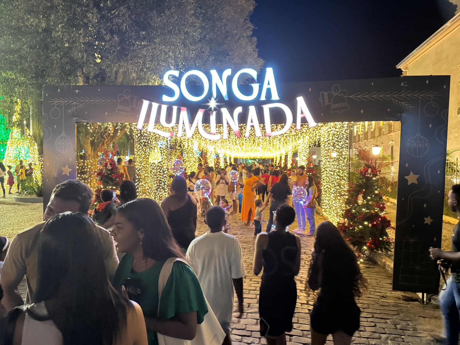Natal Iluminado de Songa reúne multidão na Praça Matriz de São Gonçalo dos Campos