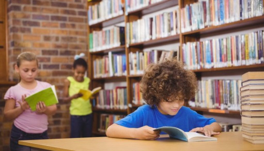 Estimular a leitura nas férias fortalece o desenvolvimento das crianças, destaca psicopedagoga
