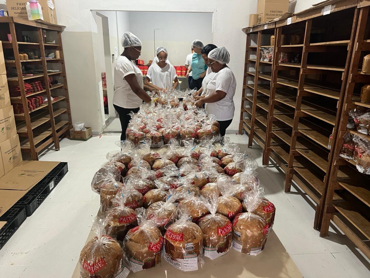 Dispensário Santana reforça campanha natalina com produções de panetones