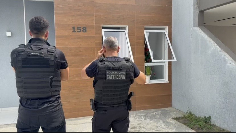 Polícia Civil prende foragido da Justiça escondido em condomínio de luxo em Feira de Santana