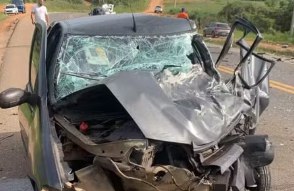 Professor morre após batida entre carro e caminhonete na BR-101, em Santo Antônio de Jesus