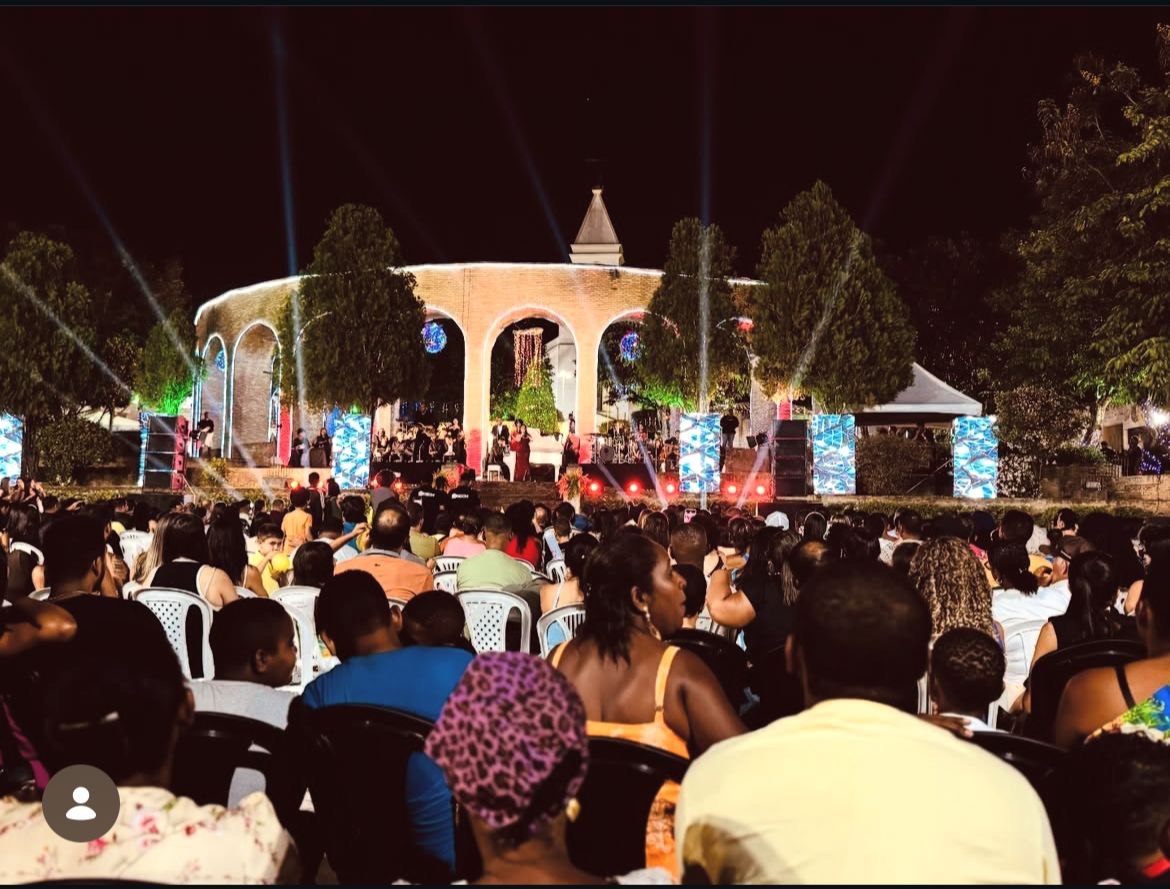 Santa Bárbara abre Festival Romeu e Julieta com praça lotada e homenagens a figuras históricas do requeijão