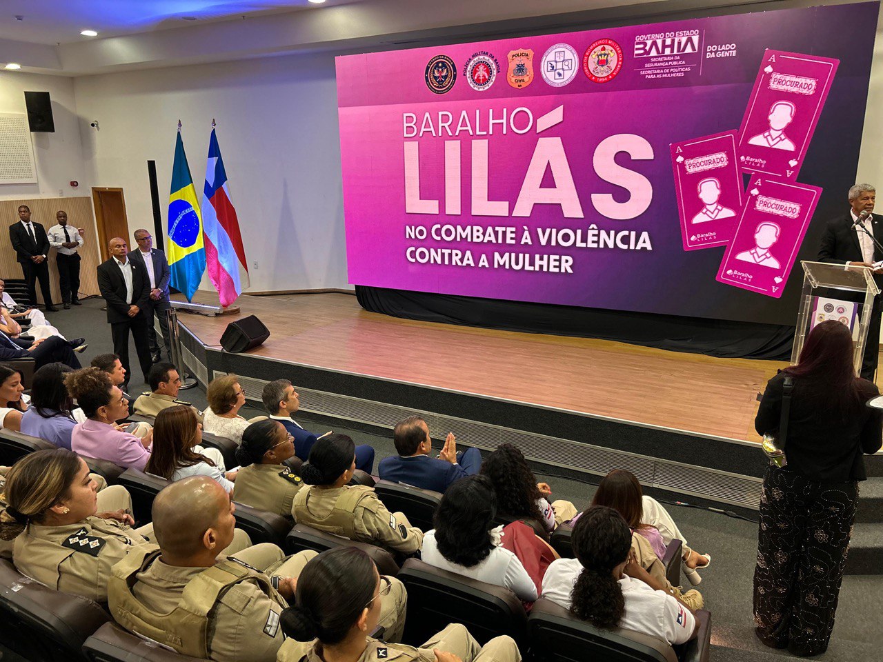 Governo da Bahia lança Baralho Lilás com 16 foragidos por crimes contra mulheres