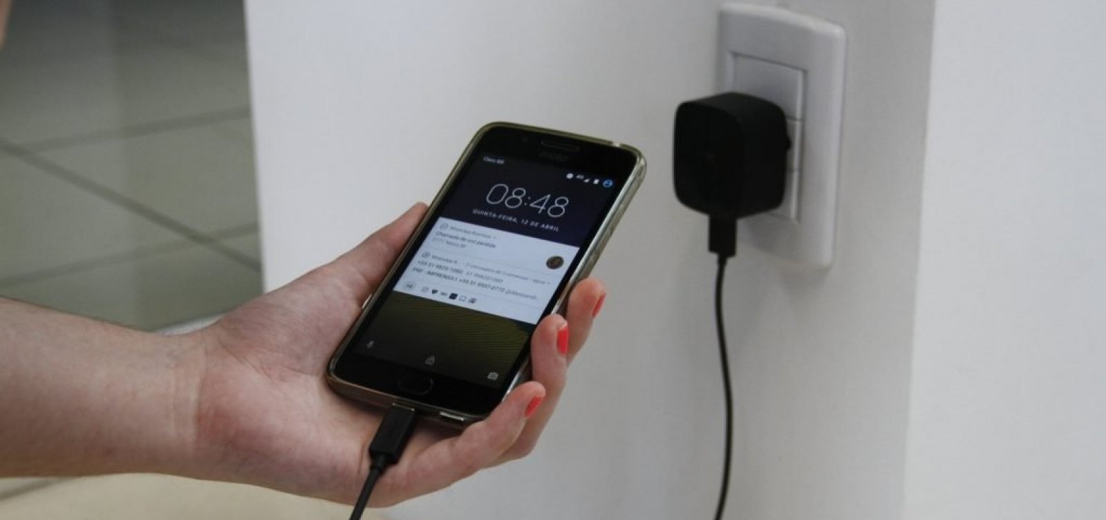 Engenheiro faz alerta sobre riscos de choque elétrico ao usar celular na tomada