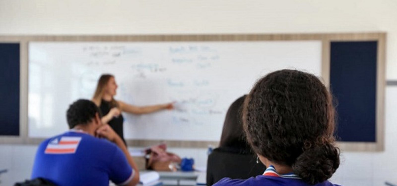 Camilo Santana assina portaria que aumenta piso salarial de professores