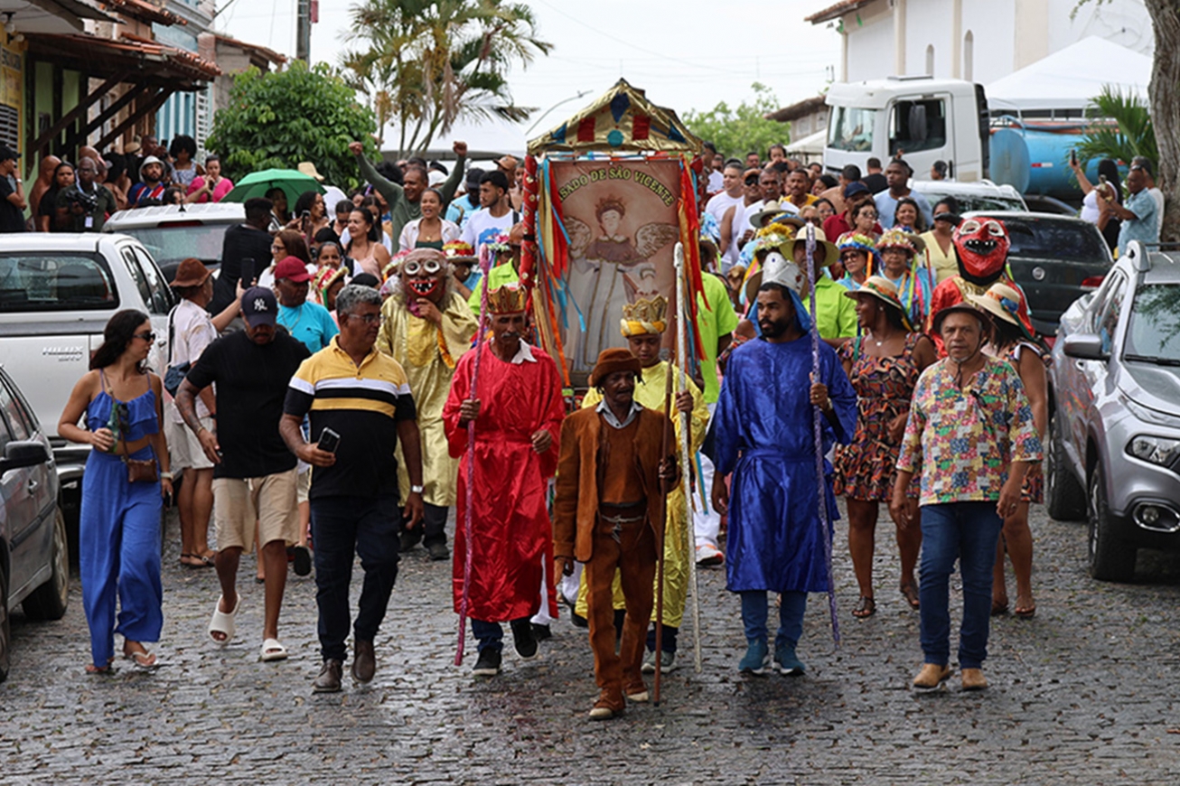 Último dia de folia em Tiquaruçu é marcado por homenagens e samba de roda