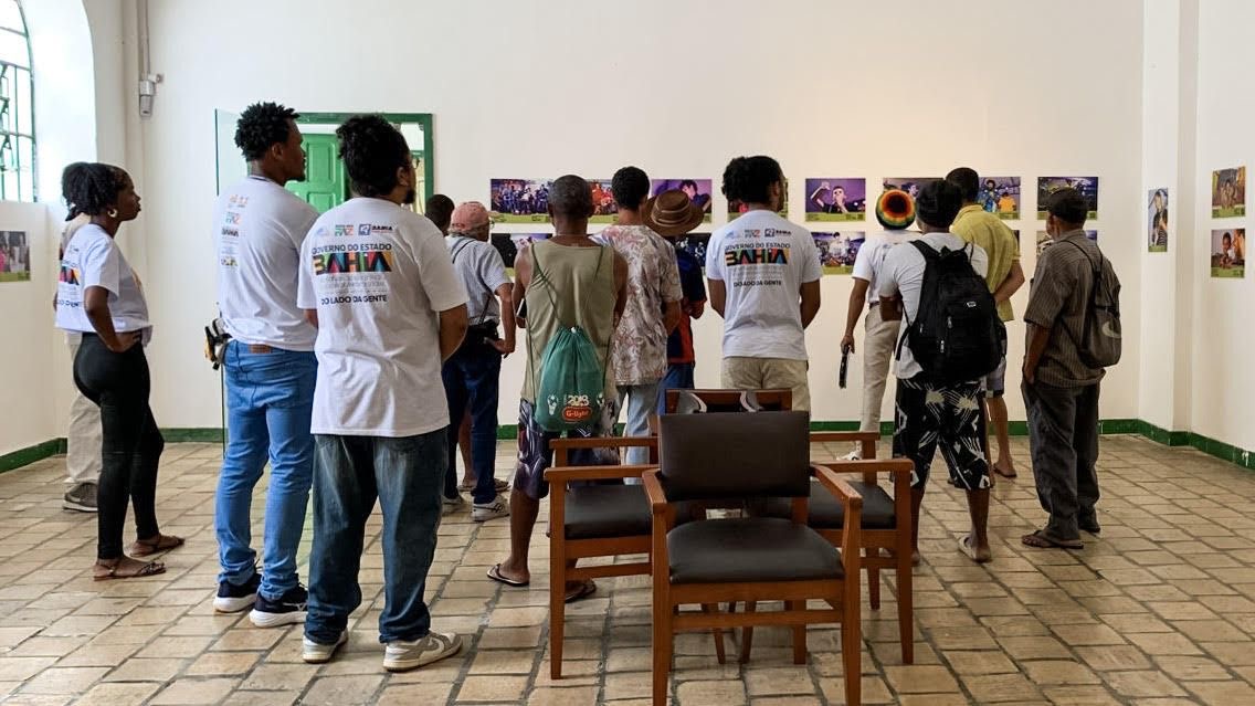 Corra pro Abraço promove visita ao MAC com pessoas acompanhadas pelo programa em Feira de Santana