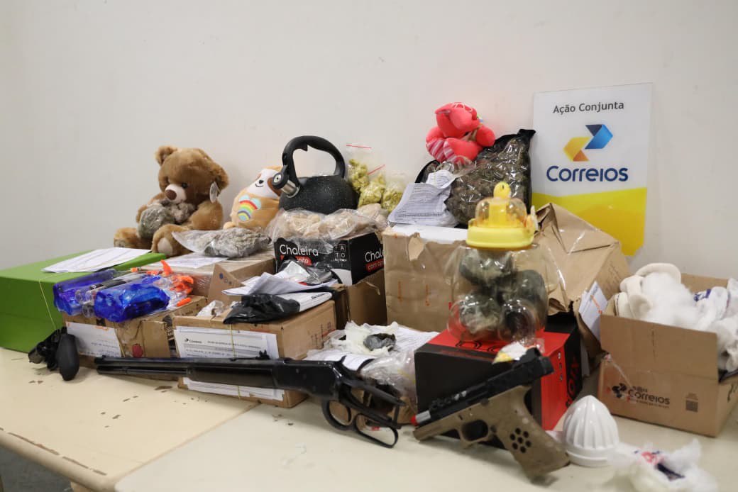 Operação de Contenção localiza drogas e armas de fogo em encomendas enviadas pelos Correios*