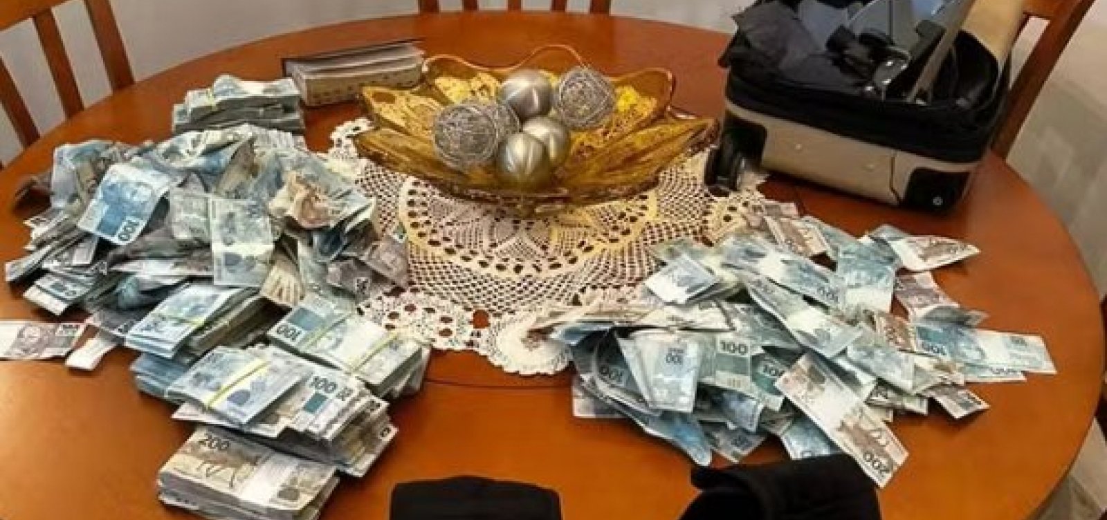 PF cumpre mandados contra Master e RioPrevidência nesta quarta; mala com dinheiro é arremessada