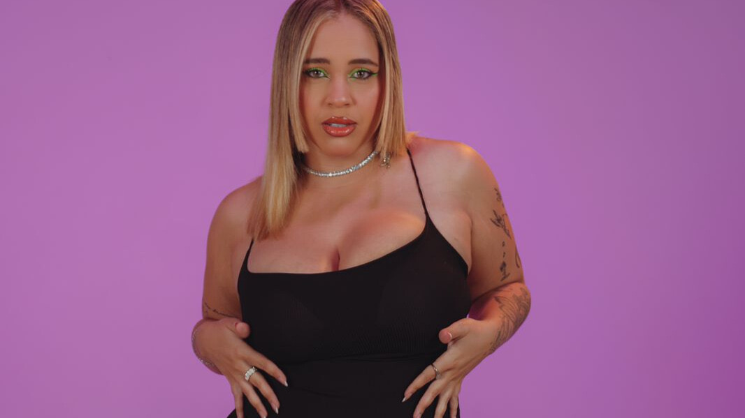 “Fixação”: novo arrocha de Carol Marttins fala sobre amor que não sai da cabeça