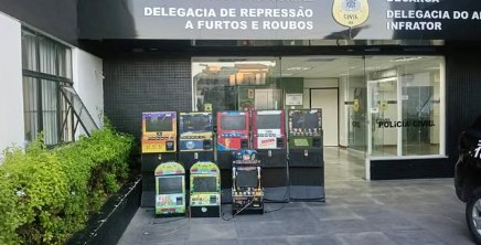 Polícia apreende máquinas caça-níqueis em funcionamento no centro da cidade