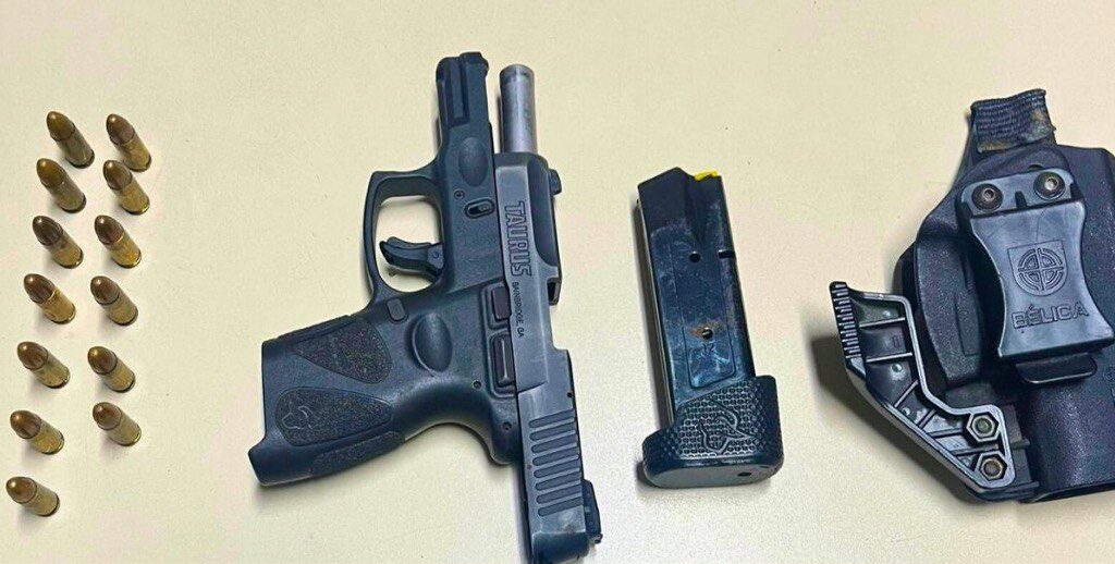 PM conduz homem por porte ilegal de arma de fogo durante blitz em Feira de Santana