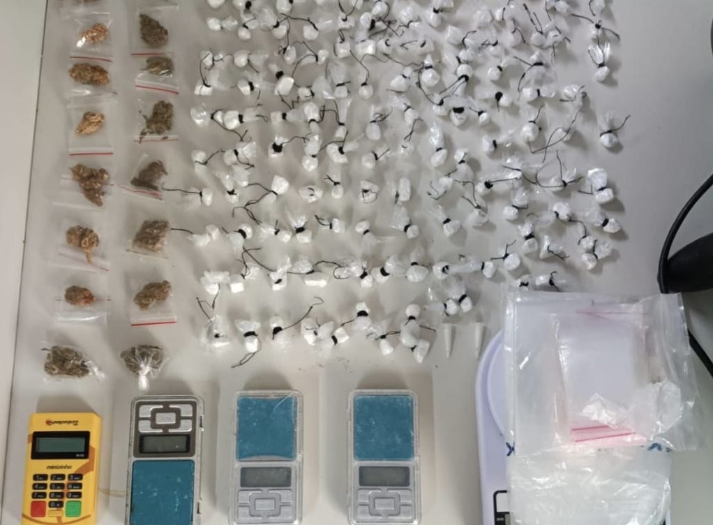 PM apreende drogas no bairro Campo Limpo, em Feira de Santana