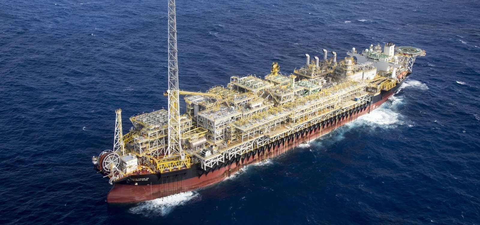 Irã volta a fechar Ormuz, atira em petroleiros e diz que falas de Trump ‘não têm valor’