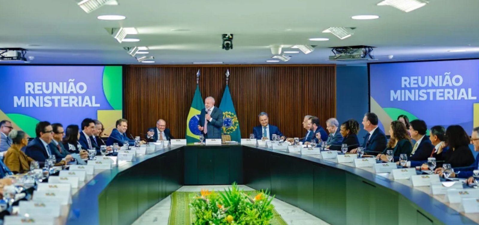 Lula anuncia saída de 18 ministros antes das eleições