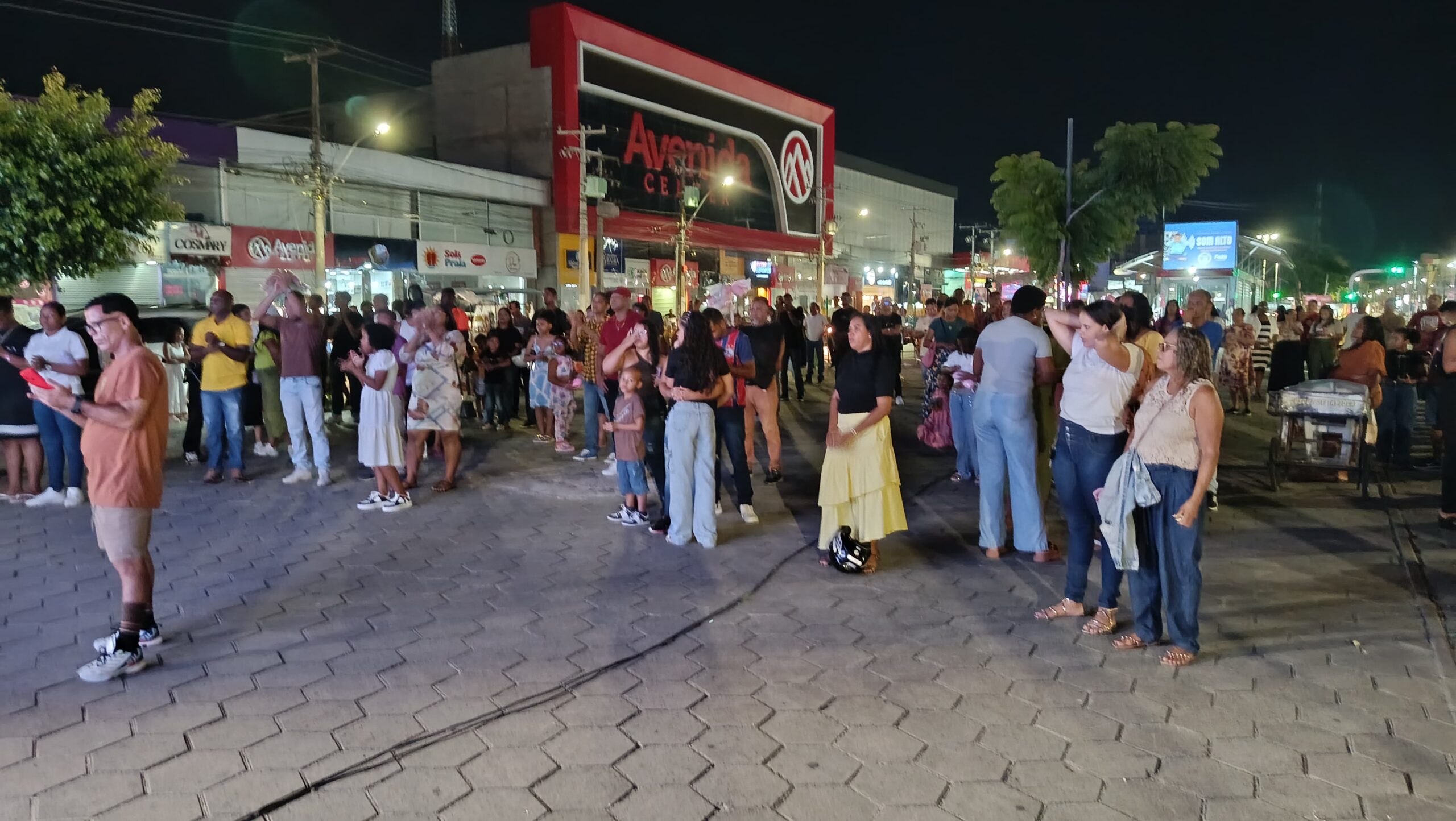 Projeto Adorar realiza 4ª edição com noite de louvor e união de igrejas na Avenida Getúlio Vargas